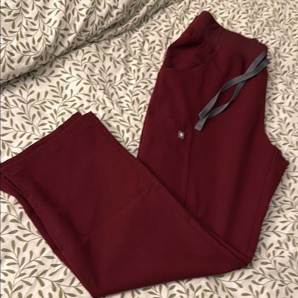 Women's Burgundy  Kade™ - Petite Cargo Scrub Pants
M - Burgundy- Petite